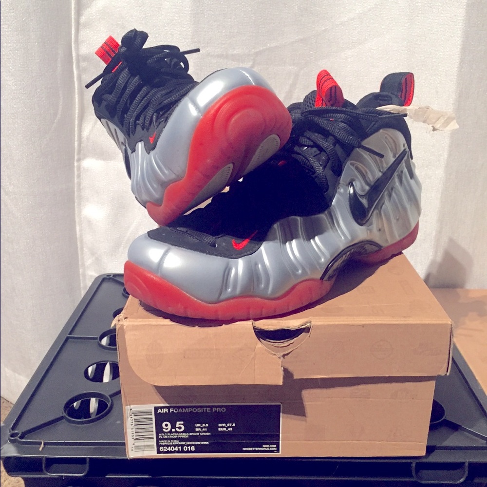 NIKE FOAMPOSITE PRO
SILVER/BLACK/BRIGHT CRIMSON